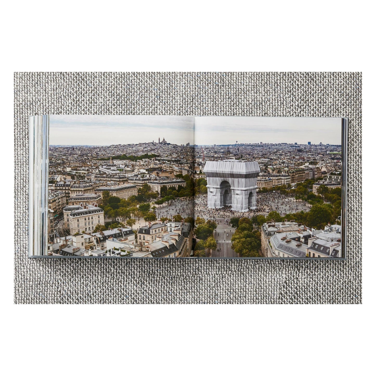 Christo and Jeanne-Claude. L'Arc de Triomphe, Wrapped, Paris (German, French, English)
