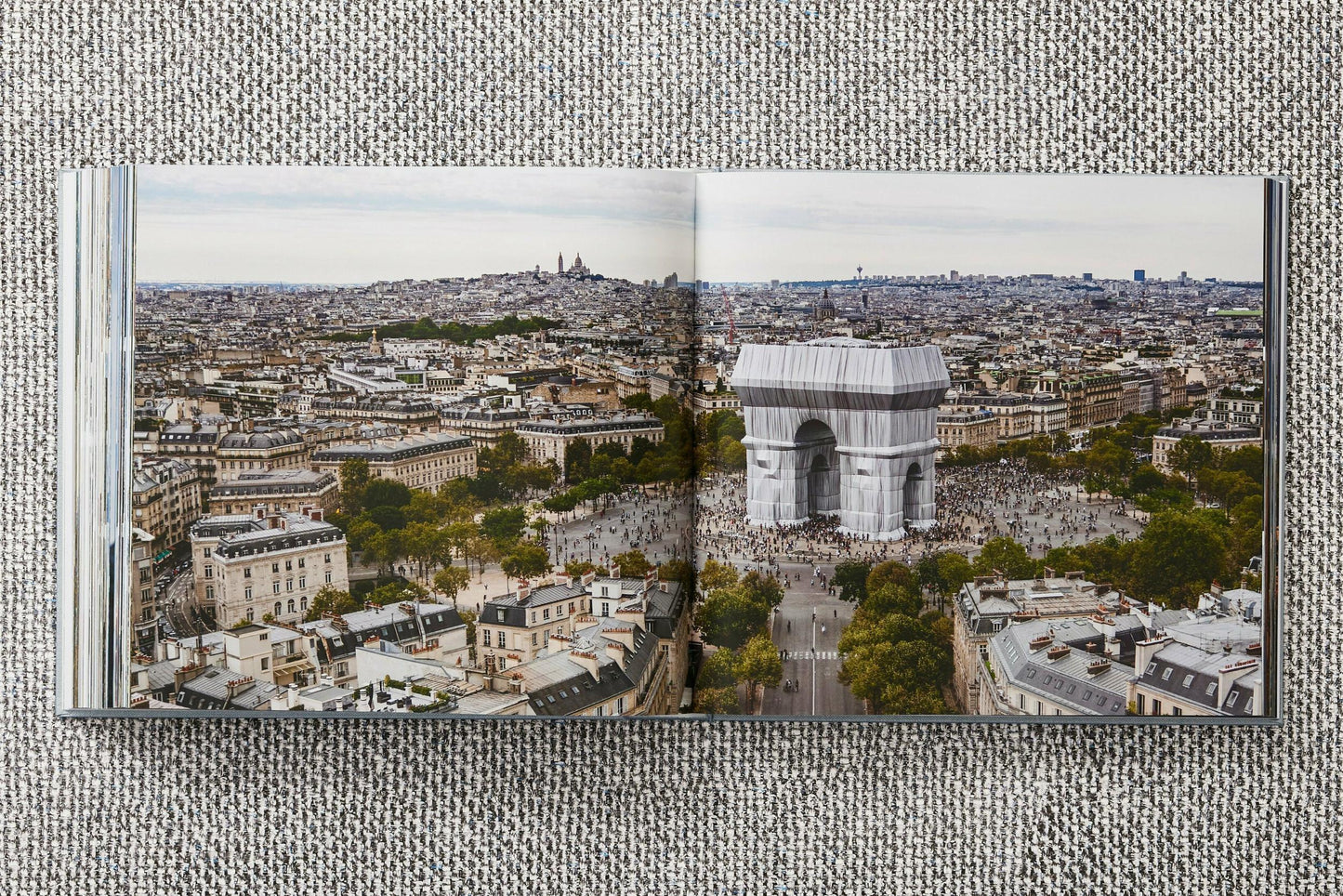 Christo and Jeanne-Claude. L'Arc de Triomphe, Wrapped, by Night. Art Edition No. 251-500 (German, French, English)