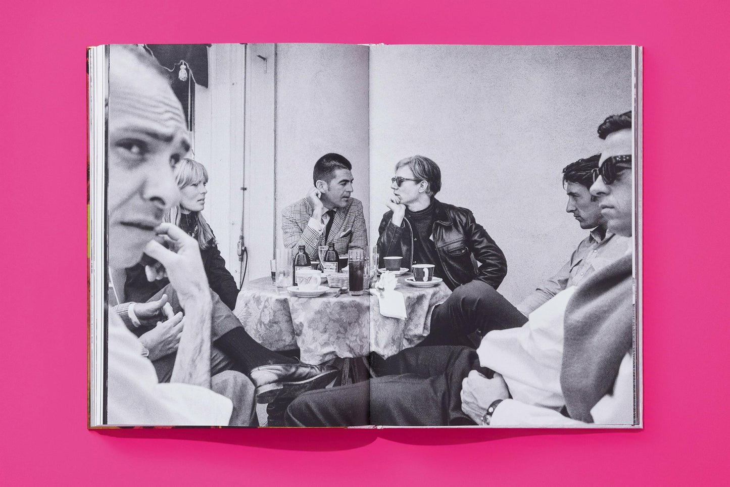 Steve Schapiro. Andy Warhol and Friends. Art Edition No. 51–100 ‘Andy Warhol with Cow silkscreen on wallpaper, New York, 1965’ (English) (AP)