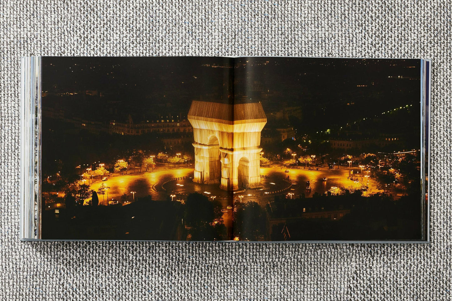 Christo and Jeanne-Claude. L'Arc de Triomphe, Wrapped, by Night. Art Edition No. 251-500 (German, French, English)