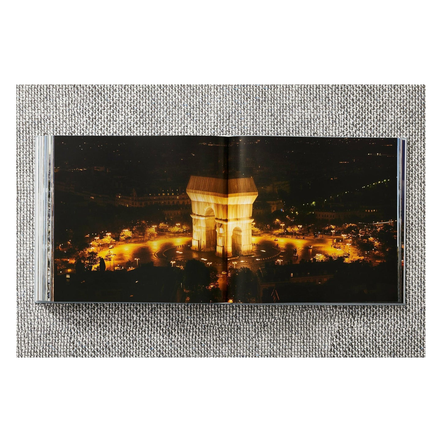 Christo and Jeanne-Claude. L'Arc de Triomphe, Wrapped, Paris (German, French, English)