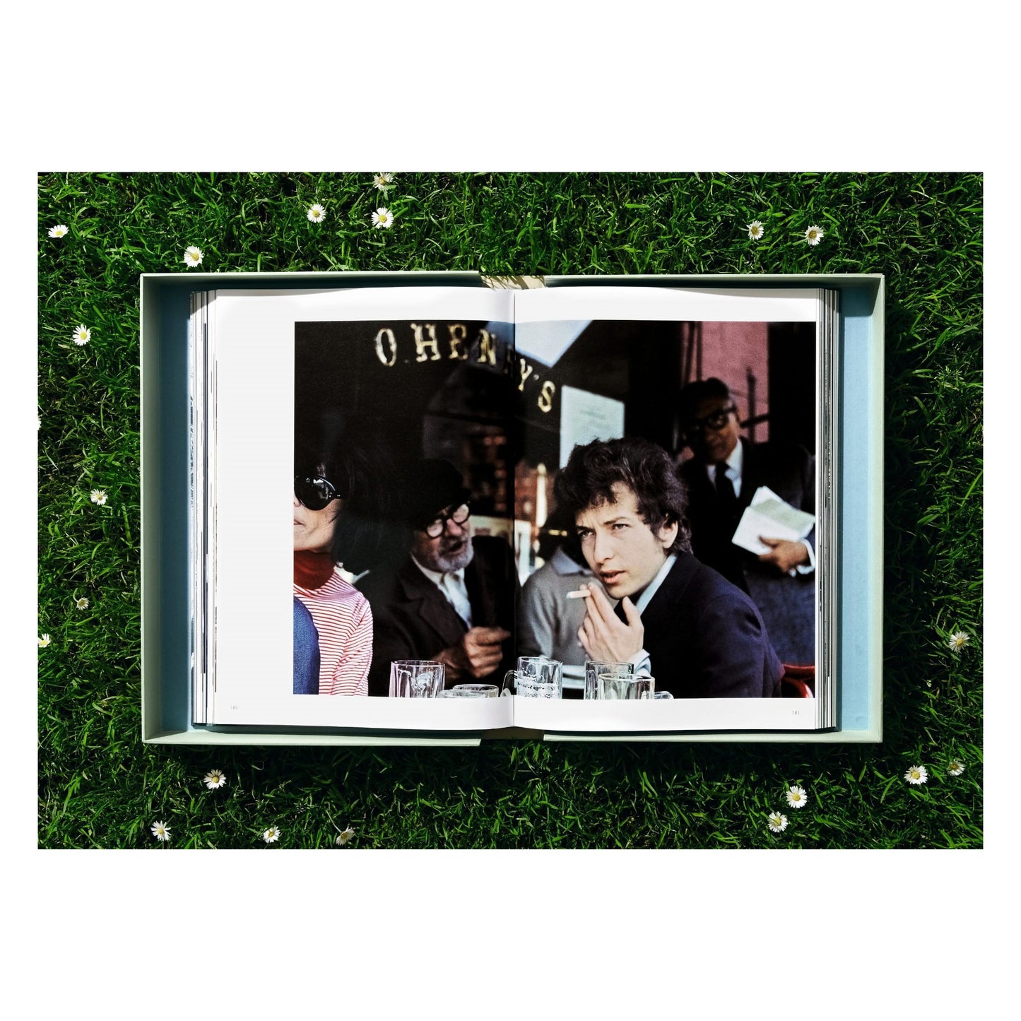 Daniel Kramer. Bob Dylan, Art Edition No. 1–100 ‘Bob Dylan with Dark Glasses, NYC’ (German, French, English) (AP)