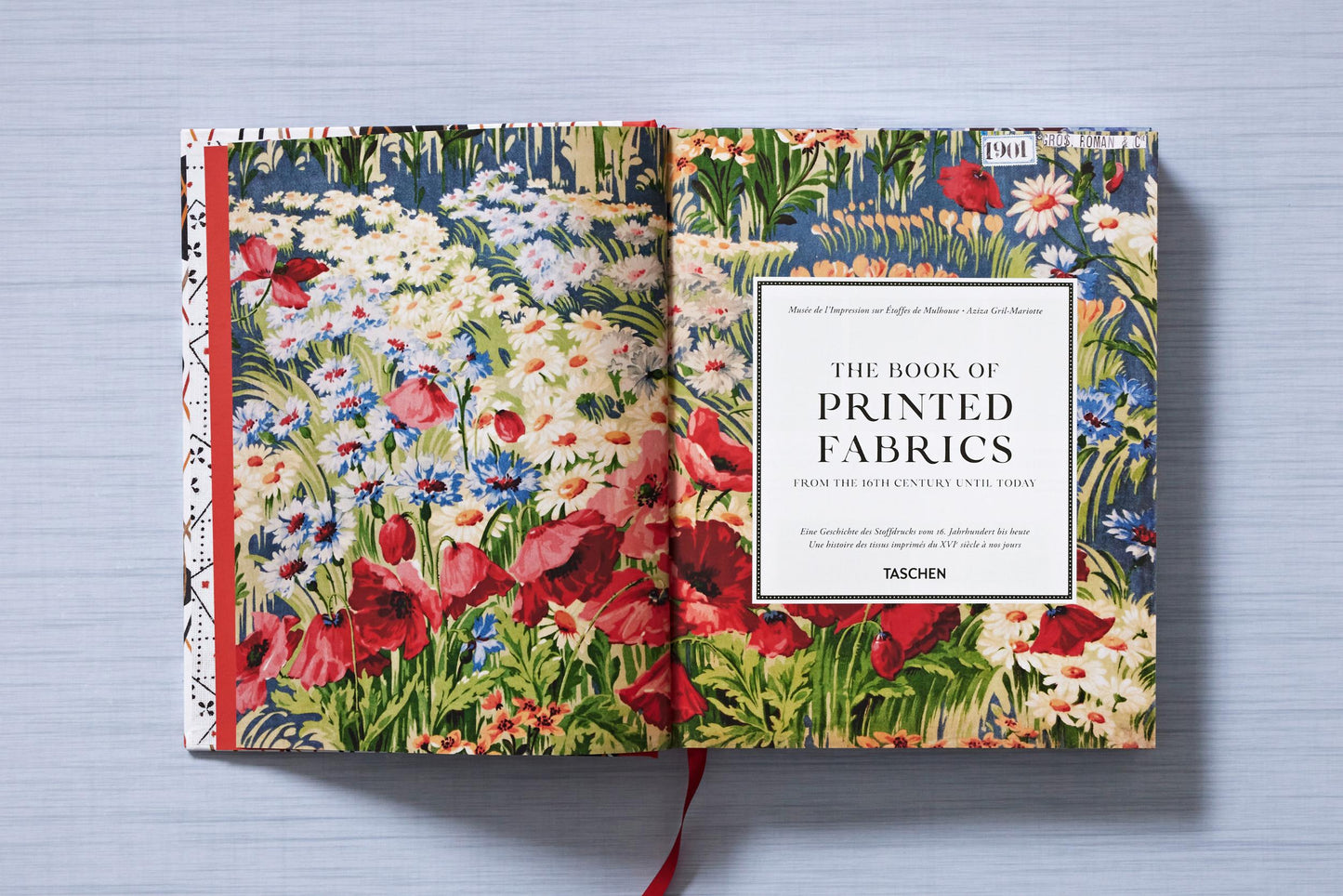 The Book of Printed Fabrics. From the 16th century until today (German, French, English)