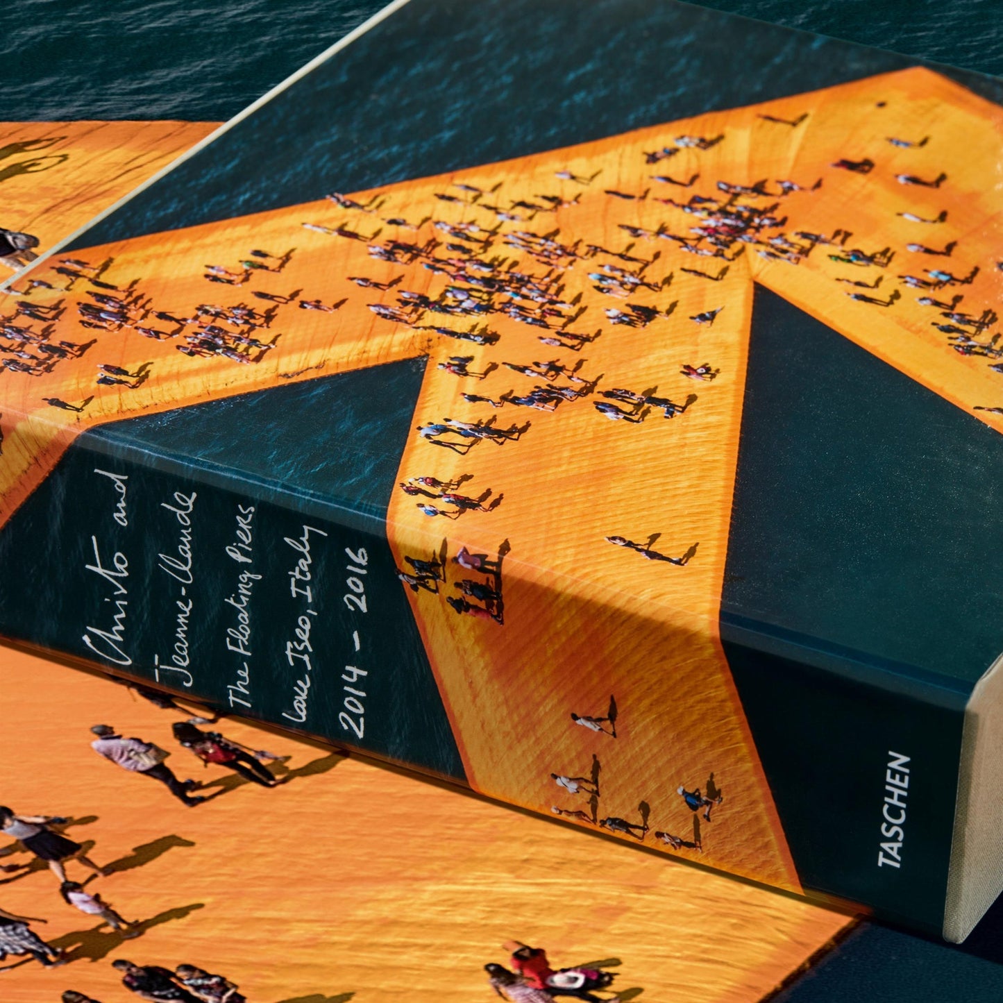 Christo and Jeanne-Claude. The Floating Piers (English, Italian)