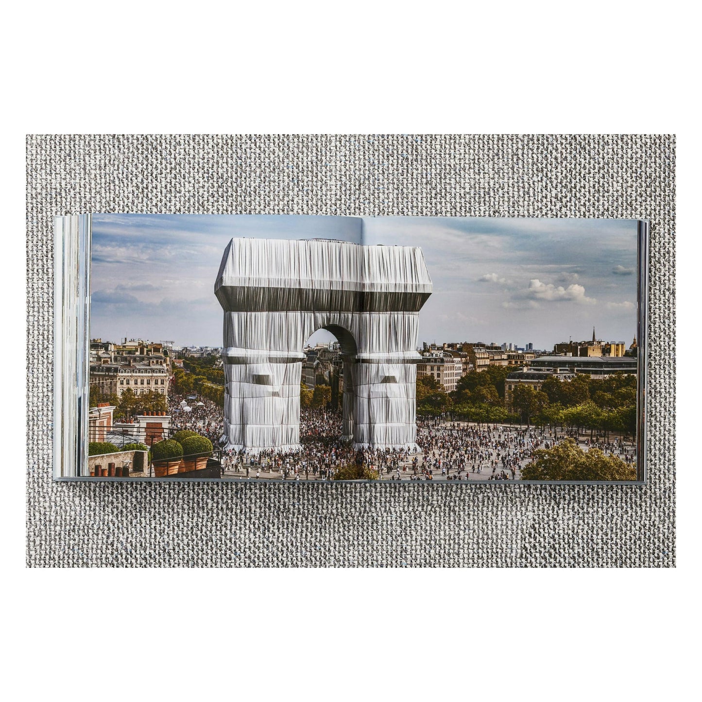 Christo and Jeanne-Claude. L'Arc de Triomphe, Wrapped, Paris (German, French, English)