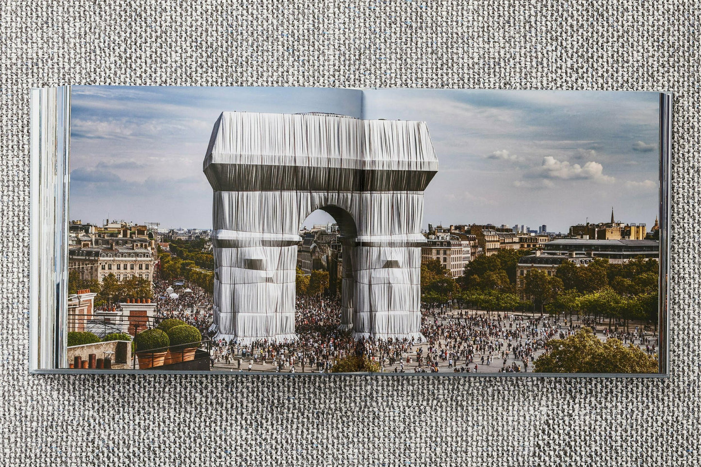 Christo and Jeanne-Claude. L'Arc de Triomphe, Wrapped, by Night. Art Edition No. 251-500 (German, French, English)