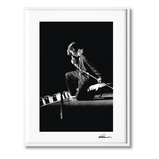 Alfred Wertheimer. Elvis, Art Edition No. 1–125 ‘Kneeling at the Mosque’ (German, French, English) (AP)