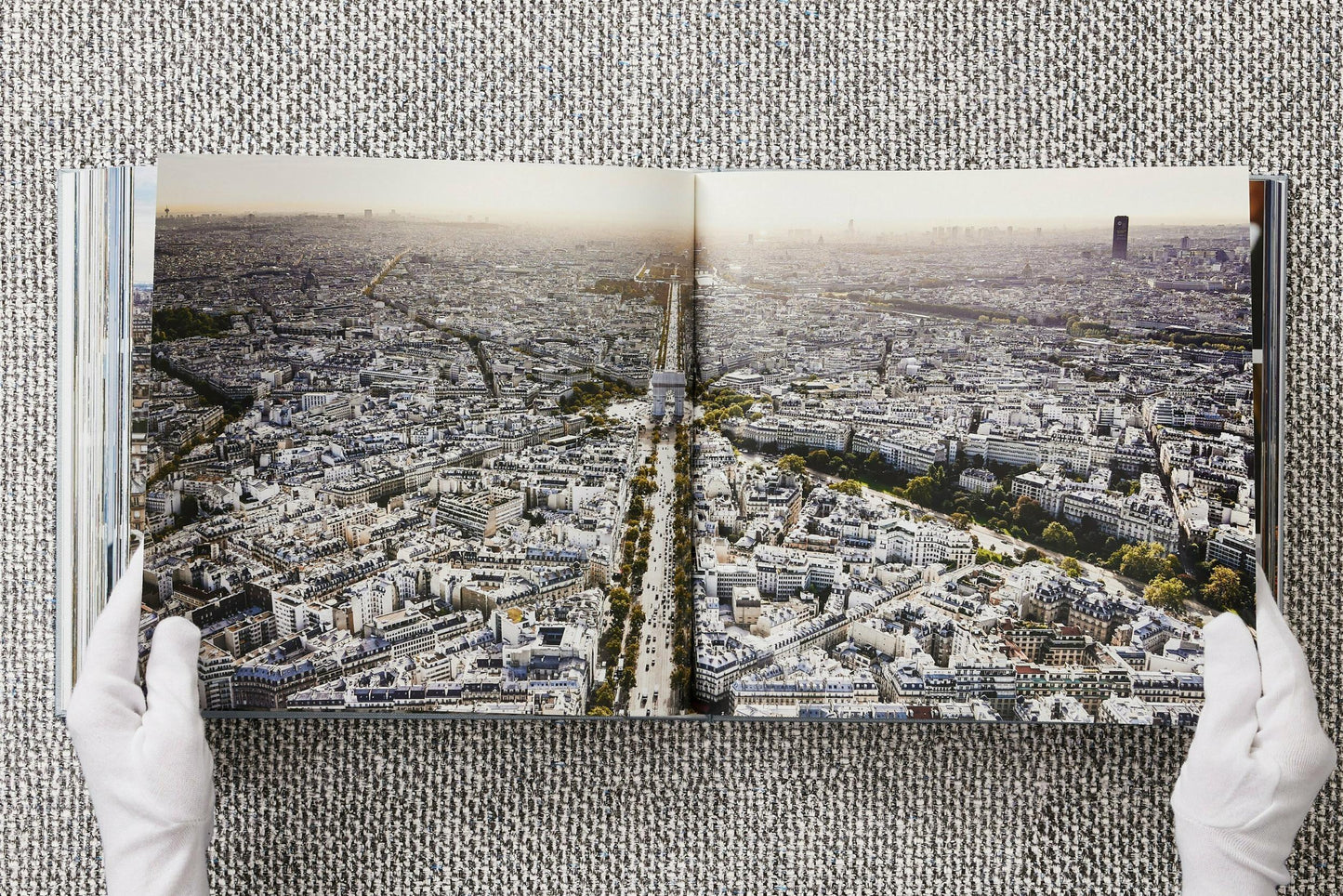 Christo and Jeanne-Claude. L'Arc de Triomphe, Wrapped, by Day. Art Edition No. 1-250 (German, French, English) (AP)