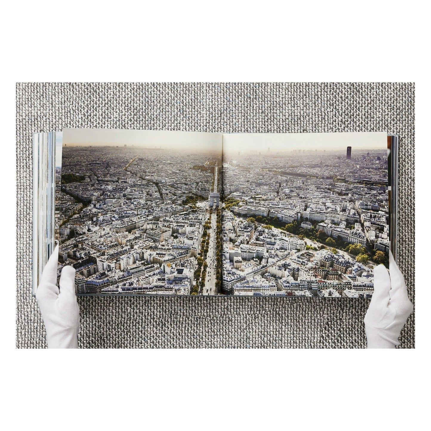 Christo and Jeanne-Claude. L'Arc de Triomphe, Wrapped, Paris (German, French, English)