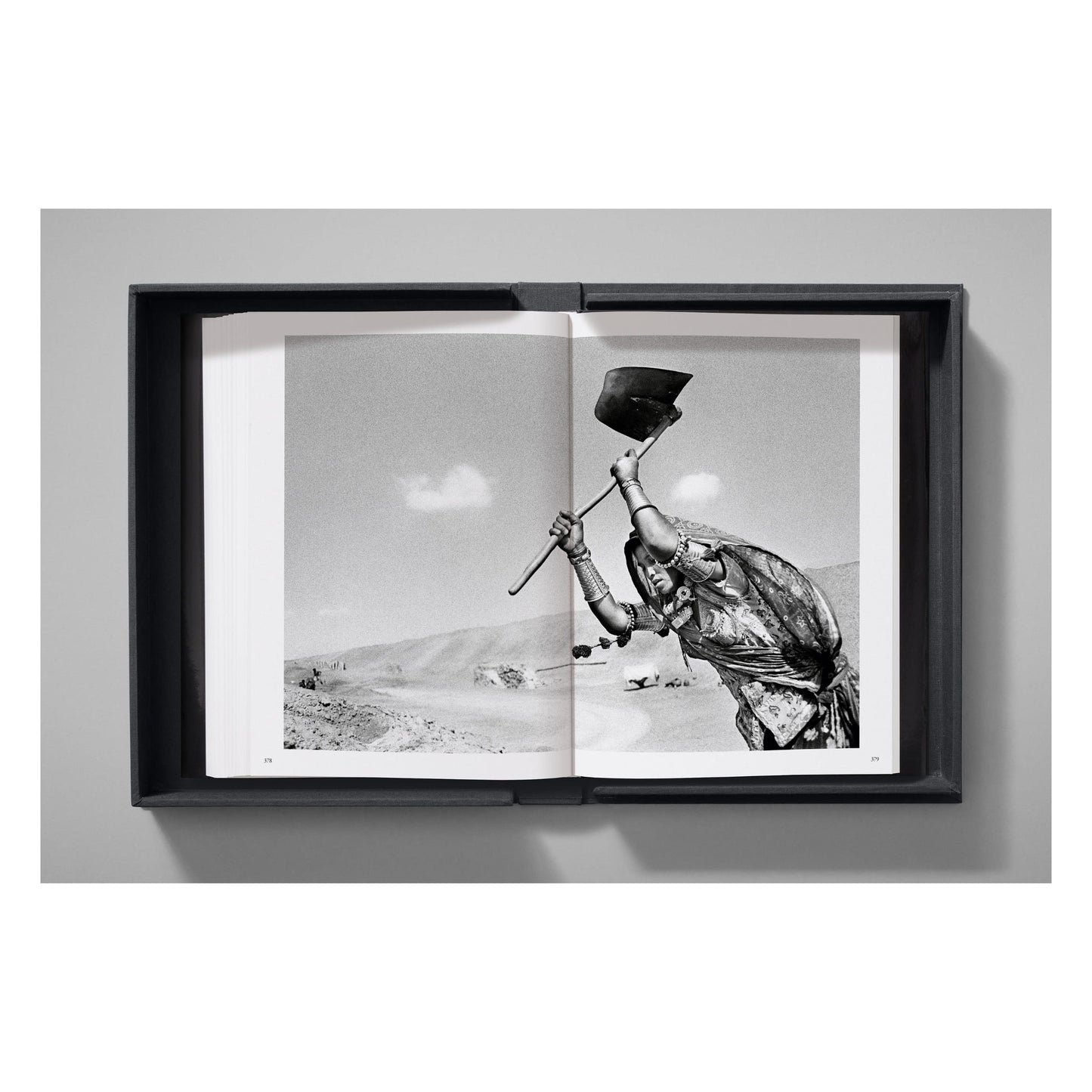Sebastião Salgado. Workers. Art Edition No. 1–100 ‘Fishermen, Trapani, Italy, 1991’ (English)