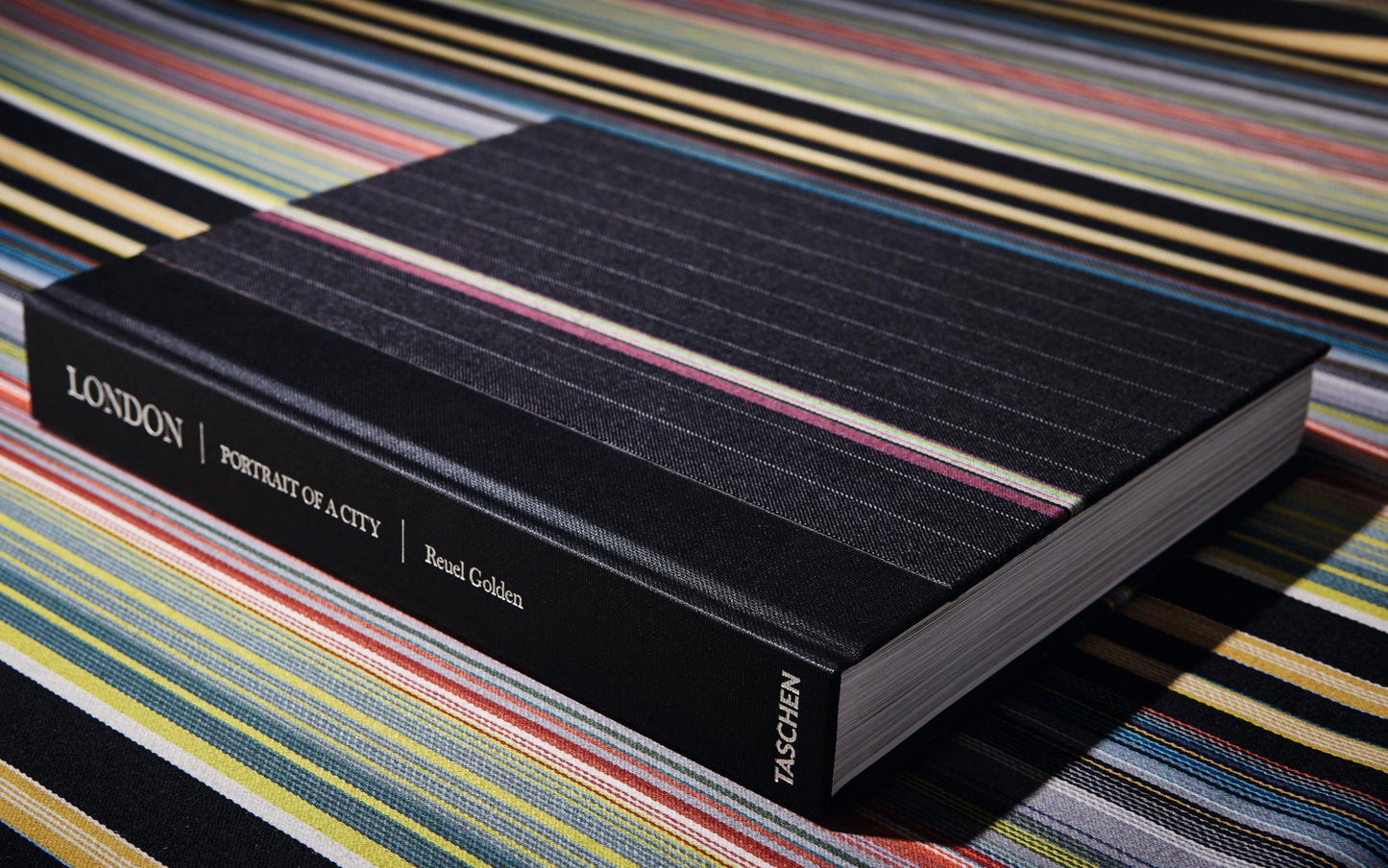 London. Portrait of a City, Paul Smith Edition No. 1–500 ‘Piccadilly Circus’ (German, French, English) (AP)