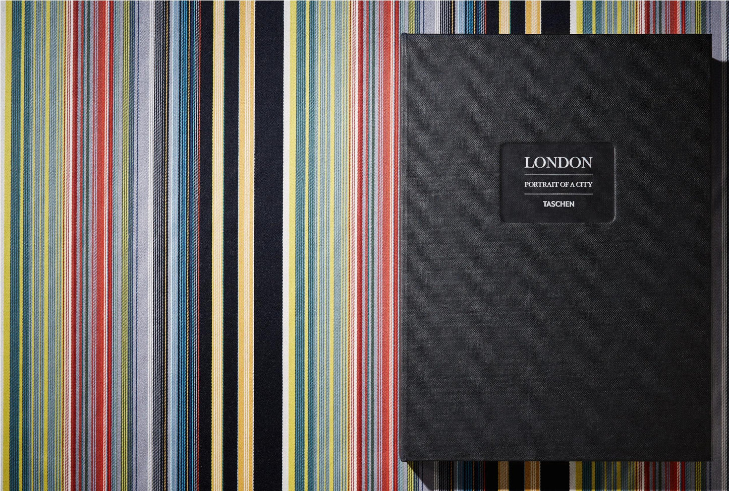 London. Portrait of a City, Paul Smith Edition No. 1–500 ‘Piccadilly Circus’ (German, French, English) (AP)