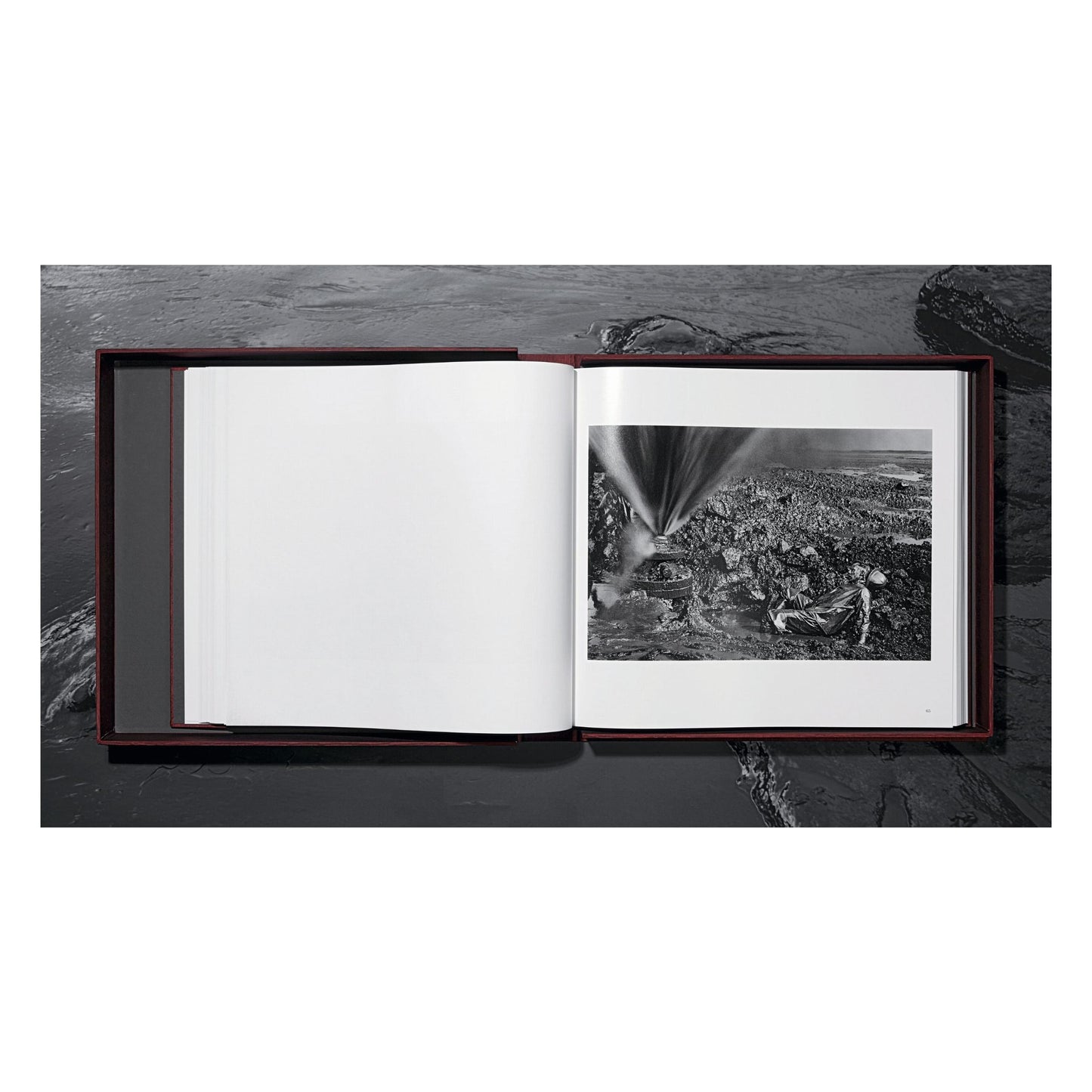 Sebastião Salgado. Kuwait. A Desert on Fire (English) (AP)