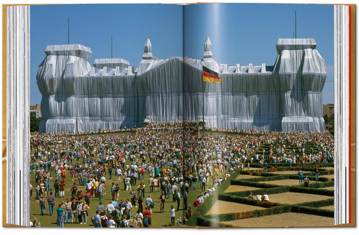 Christo and Jeanne-Claude. 40th Anniversary Edition (German, French, English)