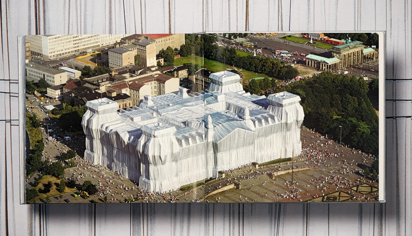 Christo and Jeanne-Claude. Wrapped Reichstag. Berlin 1971–1995 (German, French, English)