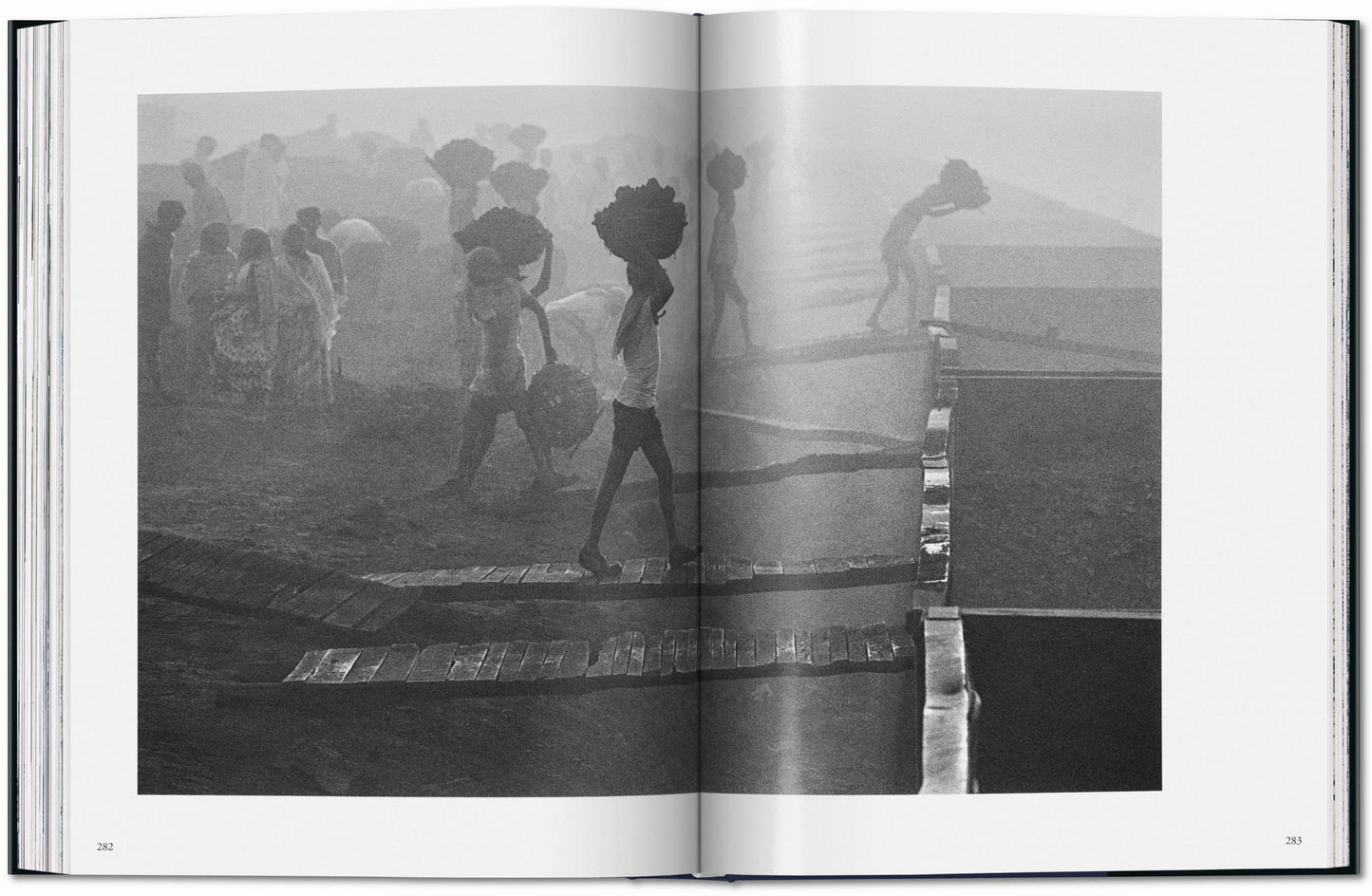 Sebastião Salgado. Workers. An Archaeology of the Industrial Age (English)