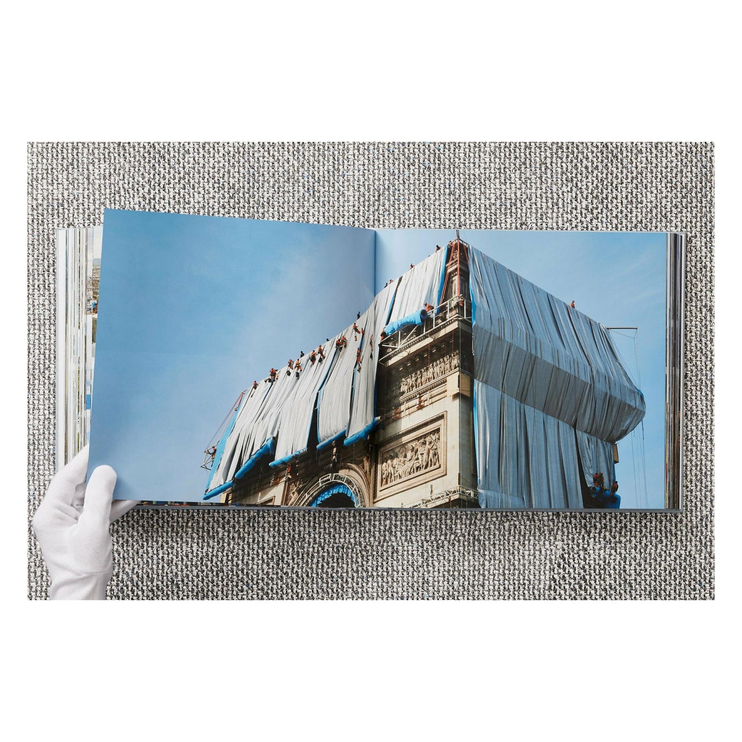 Christo and Jeanne-Claude. L'Arc de Triomphe, Wrapped, Paris (German, French, English)