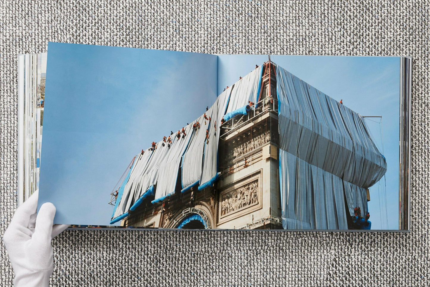 Christo and Jeanne-Claude. L'Arc de Triomphe, Wrapped, by Night. Art Edition No. 251-500 (German, French, English)