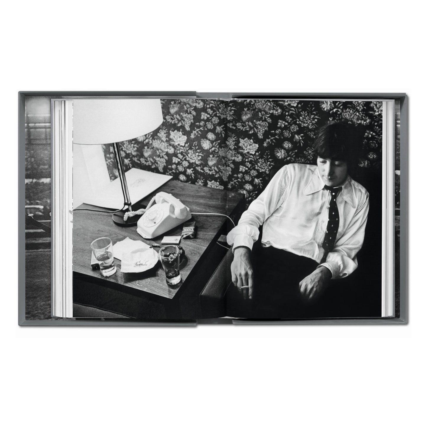 Harry Benson. The Beatles (German, French, English) (SA)