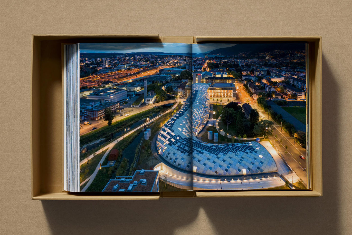 Shigeru Ban. Complete Works 1985–Today. Art Edition ‘Bamboo Gridshell Roof’, 2023 (German, French, English) (SA)