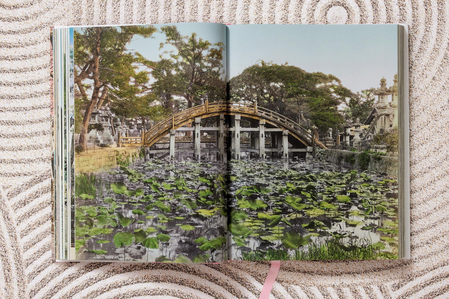 Japan 1900. A Portrait in Color (German, French, English)