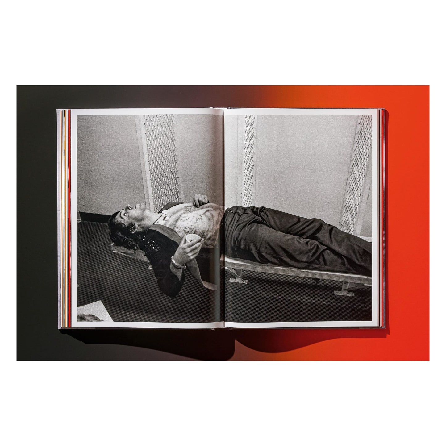 Harry Benson. Paul. Art Edition No. 51–100 ‘Wings Backstage, 1976’ (German, French, English)