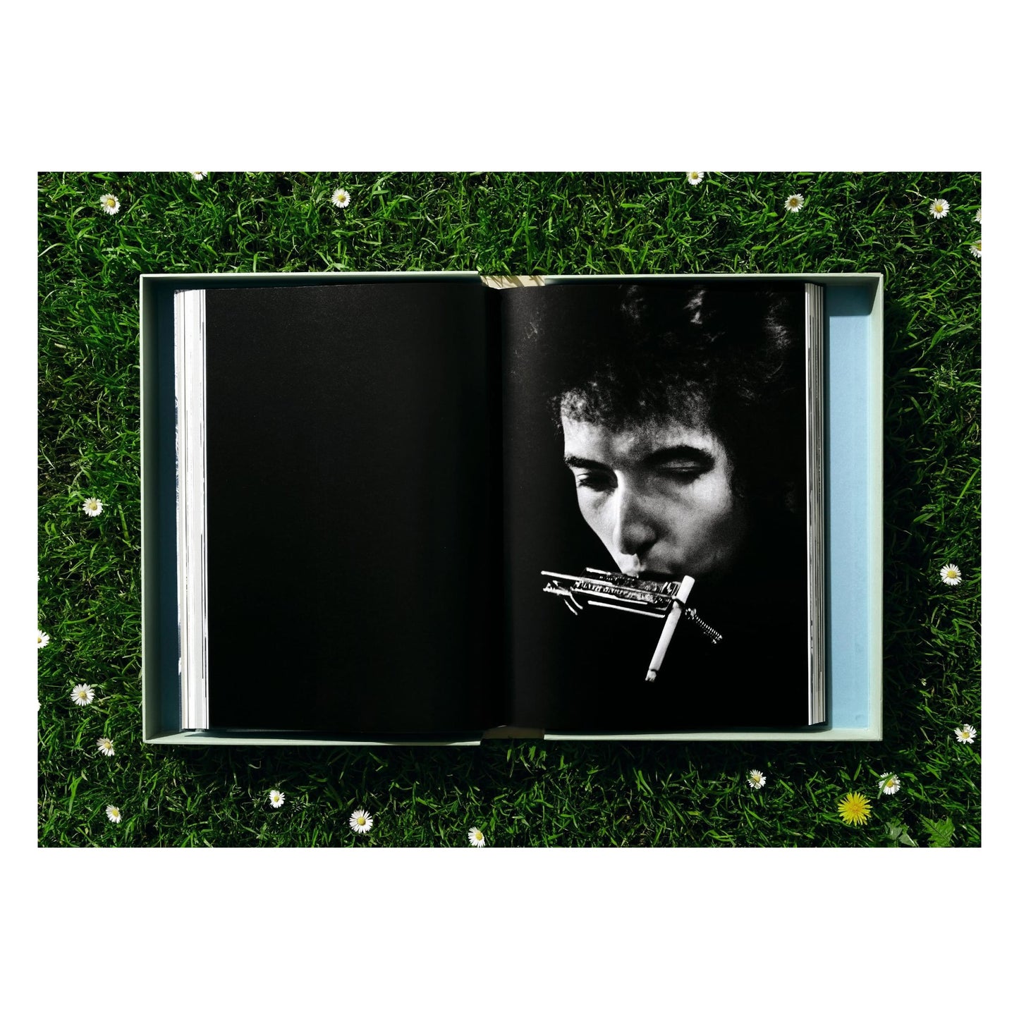 Daniel Kramer. Bob Dylan, Art Edition No. 1–100 ‘Bob Dylan with Dark Glasses, NYC’ (German, French, English) (AP)