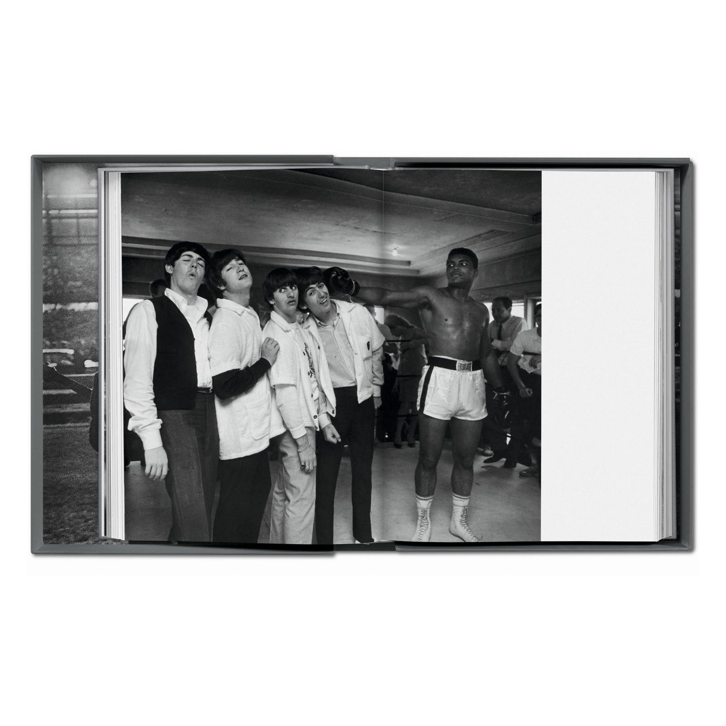 Harry Benson. The Beatles (German, French, English) (SA)
