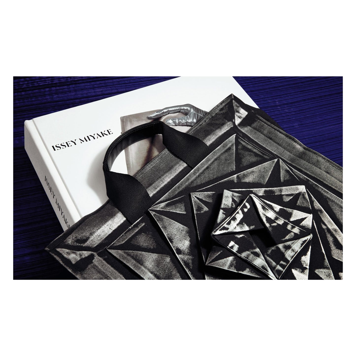 Issey Miyake (English, Japanese) (SA)