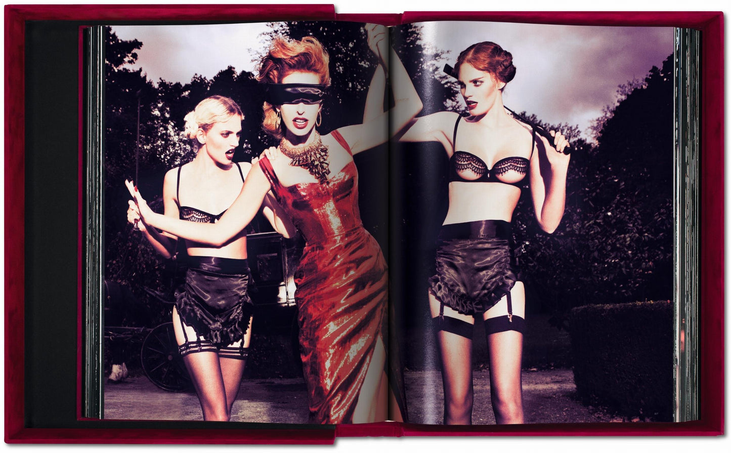 Ellen von Unwerth. The Story of Olga. Art Edition No. 126–250 ‘Widow’ (German, French, English)