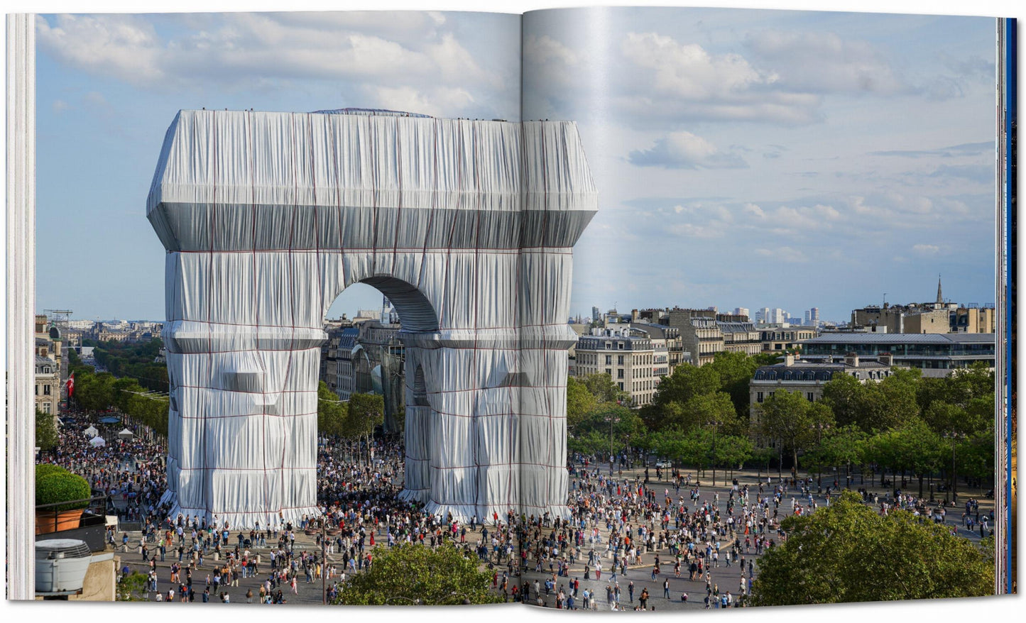 Christo and Jeanne-Claude. L’Arc de Triomphe, Wrapped (German, French, English)