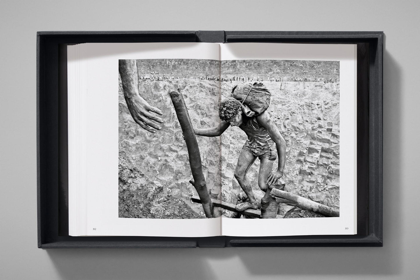 Sebastião Salgado. Workers. Art Edition No. 1–100 ‘Fishermen, Trapani, Italy, 1991’ (English)