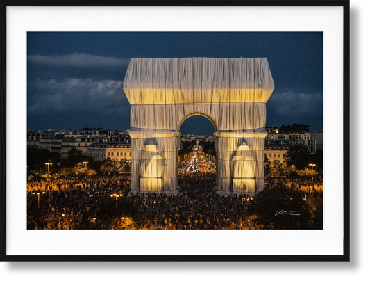 Christo and Jeanne-Claude. L'Arc de Triomphe, Wrapped, by Night. Art Edition No. 251-500 (German, French, English) (AP)