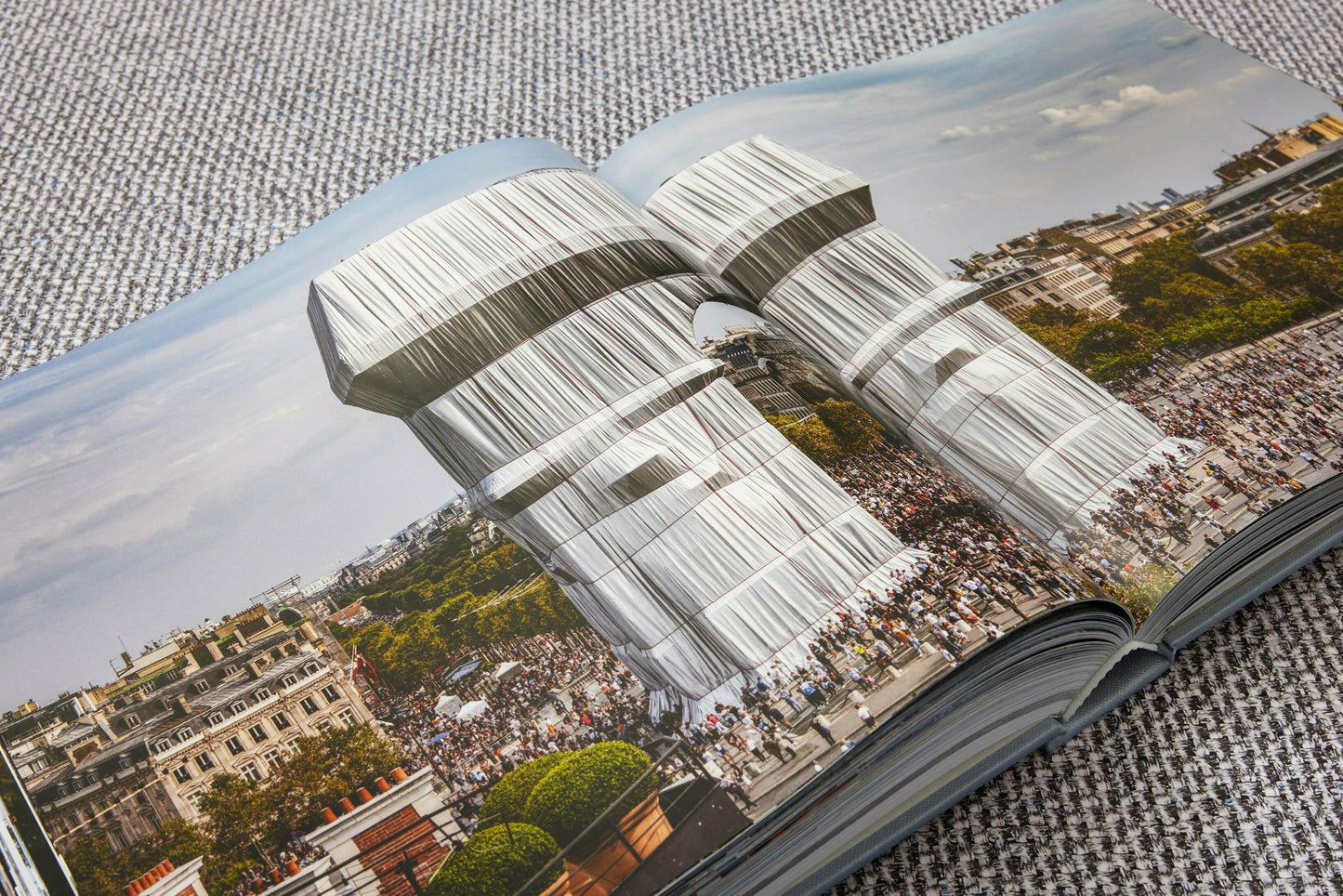 Christo and Jeanne-Claude. L'Arc de Triomphe, Wrapped, Paris (German, French, English)