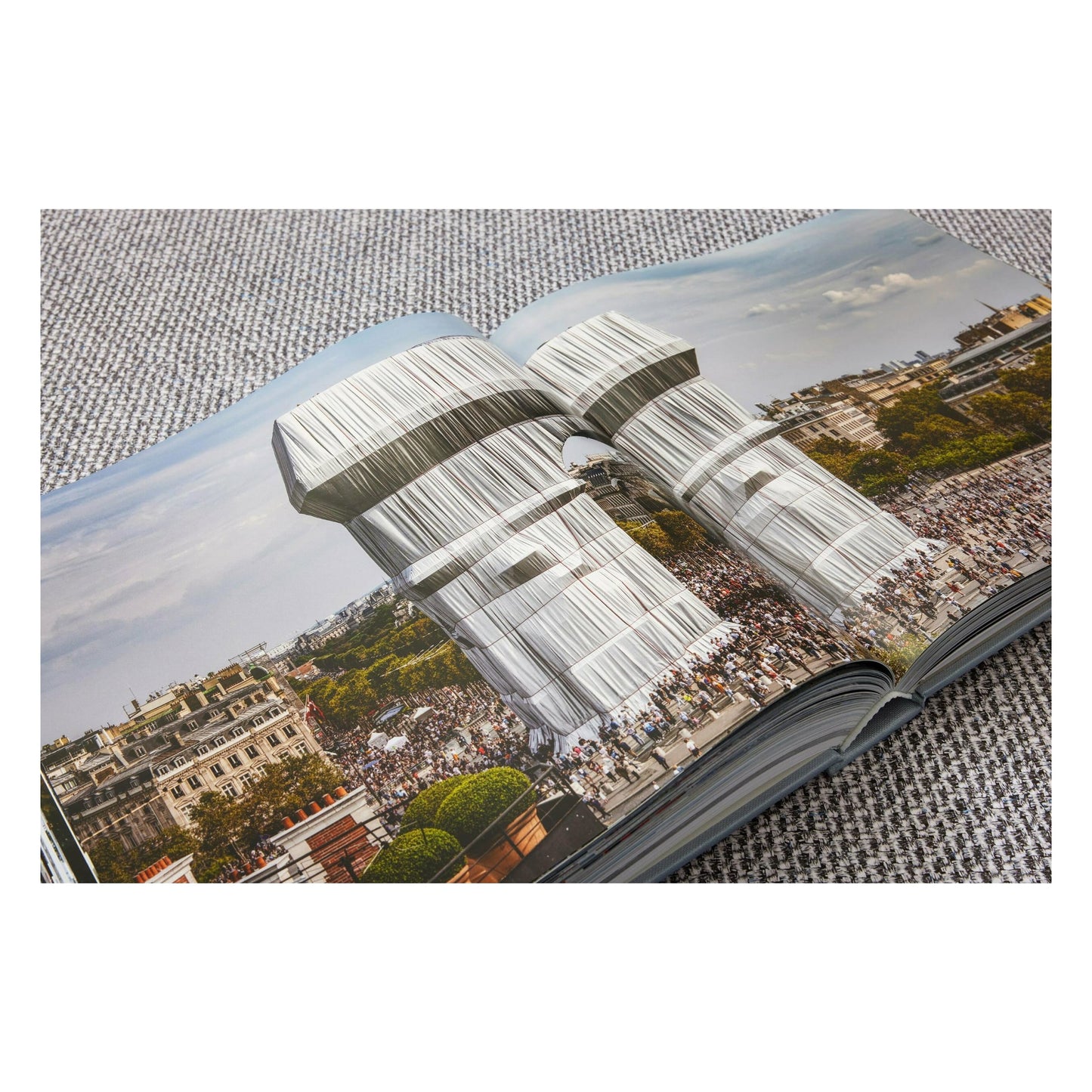 Christo and Jeanne-Claude. L'Arc de Triomphe, Wrapped, Paris (German, French, English)