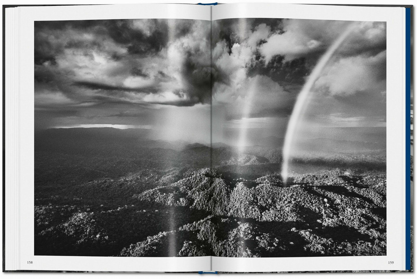 Sebastião Salgado. Amazônia (English)