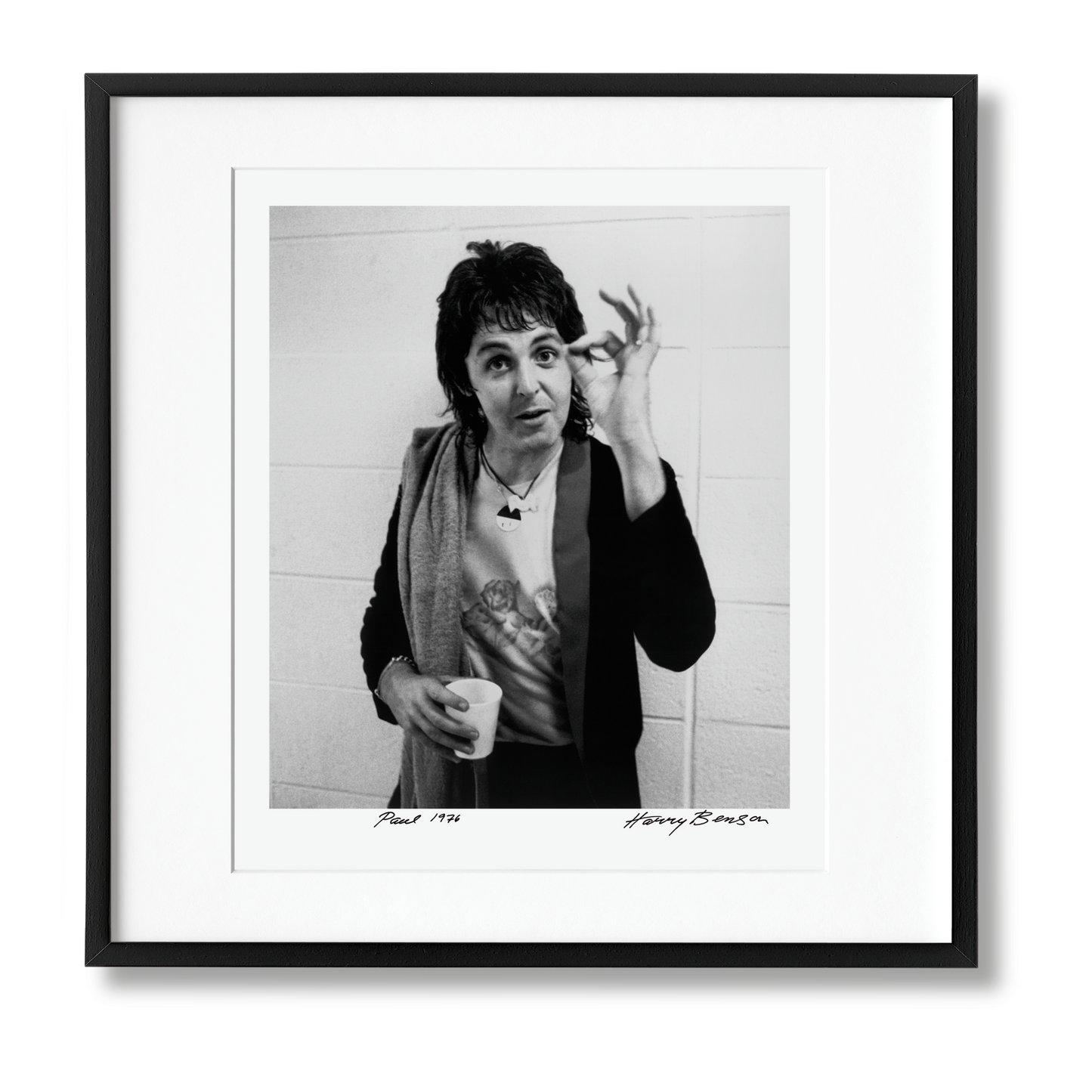 Harry Benson. Paul. Art Edition No. 51–100 ‘Wings Backstage, 1976’ (German, French, English)