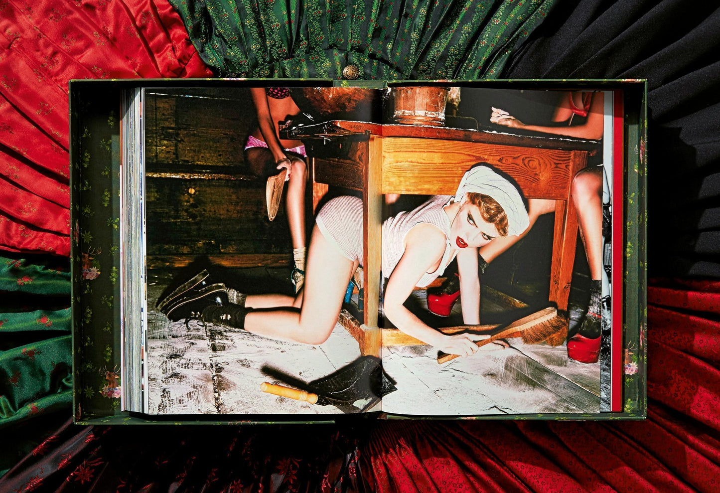 Ellen von Unwerth. Heimat, Art Edition No. 201–300 ‘Spy Device’ (German, French, English) (AP)