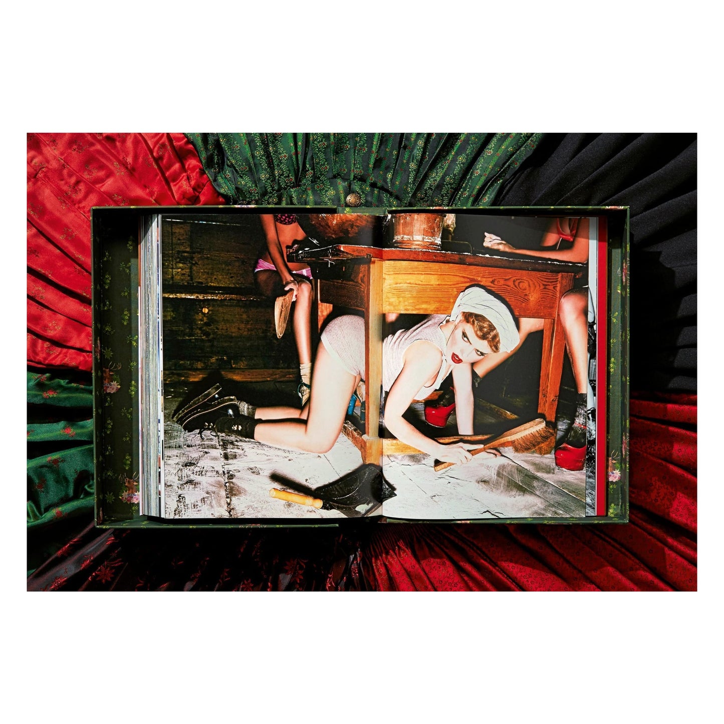 Ellen von Unwerth. Heimat. Art Edition No. 101–200 ‘The Cooks’ (German, French, English)