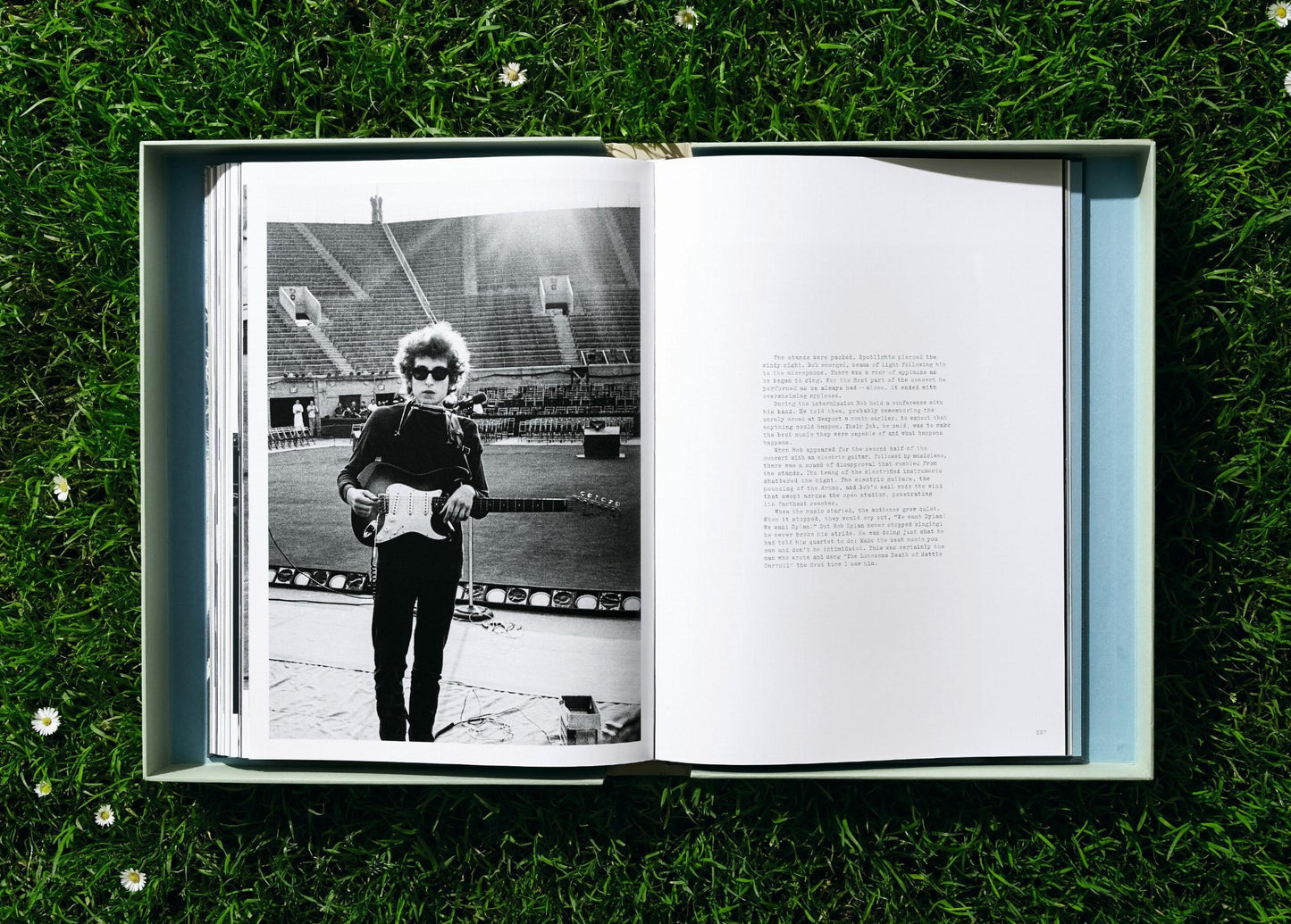 Daniel Kramer. Bob Dylan. Art Edition No. 1–100 ‘Bob Dylan with Dark Glasses, NYC’ (German, French, English)