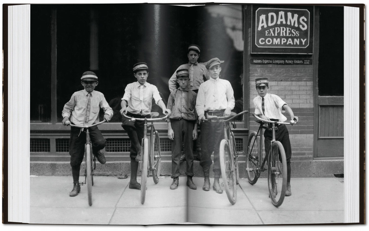 Lewis W. Hine. America at Work (German, French, English)