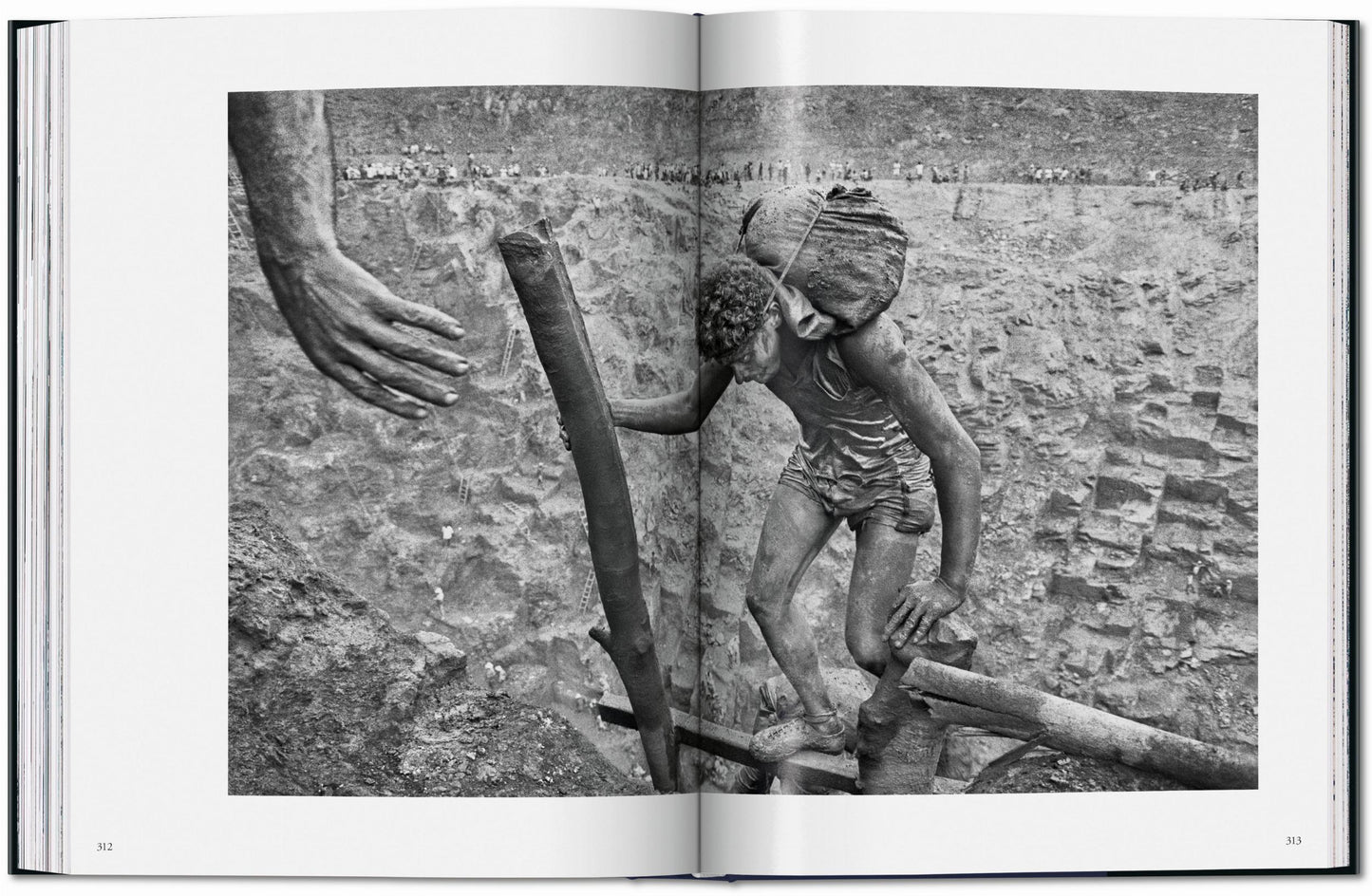 Sebastião Salgado. La main de l'homme. Une archéologie de l'ère industrielle (French)