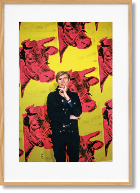 Steve Schapiro. Andy Warhol and Friends. Art Edition No. 51–100 ‘Andy Warhol with Cow silkscreen on wallpaper, New York, 1965’ (English)