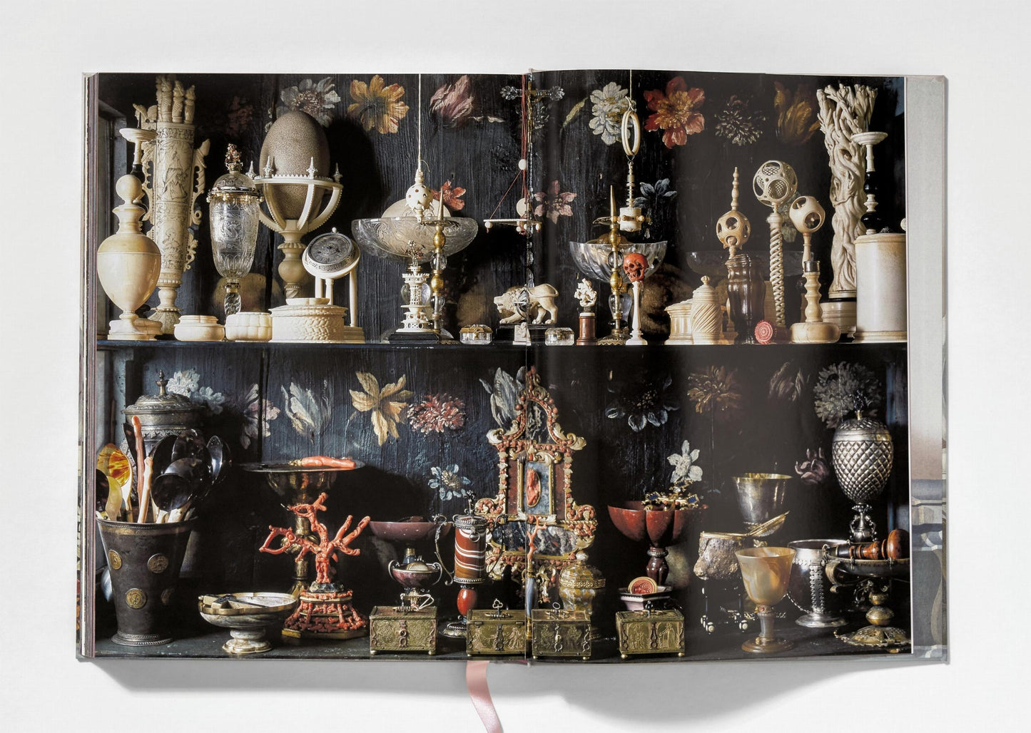 Massimo Listri. Cabinet of Curiosities (German, French, English)