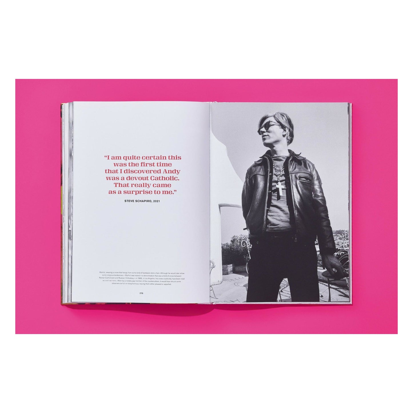 Steve Schapiro. Andy Warhol and Friends. Art Edition No. 51–100 ‘Andy Warhol with Cow silkscreen on wallpaper, New York, 1965’ (English)